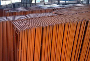 移動腳手架搭設(shè)完畢后應(yīng)按以下標(biāo)準(zhǔn)進(jìn)行檢查驗